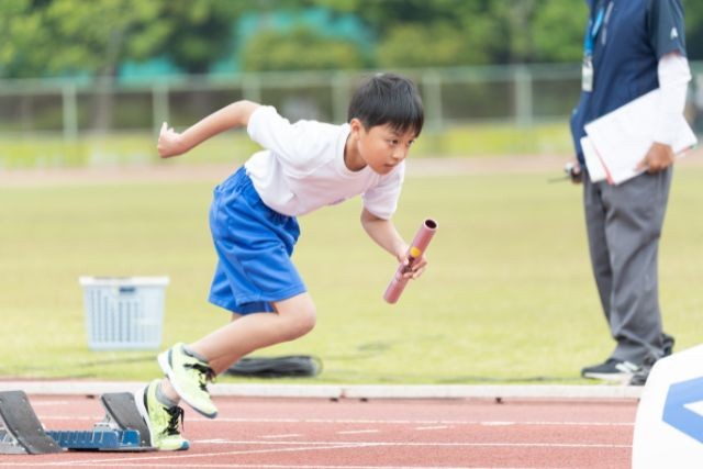 リレーで走っている男の子
