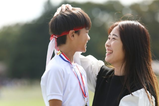 男の子を褒めている母親
