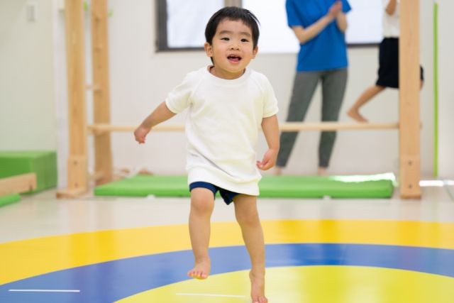 体操教室で走っている男の子