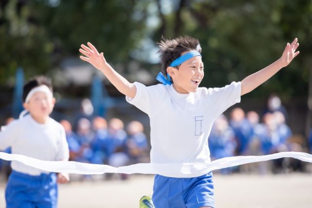 リレーでゴールしている男の子