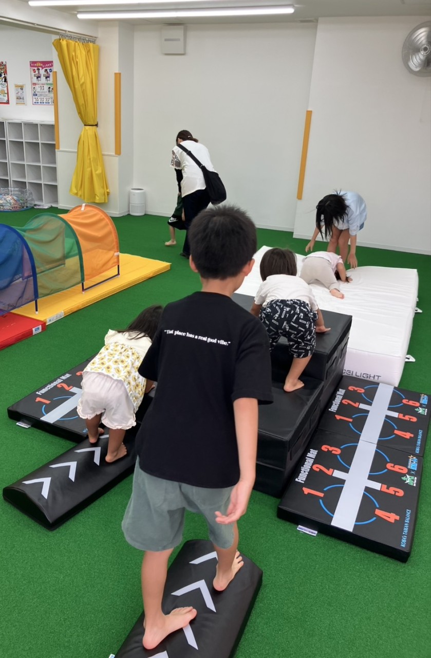 常設のアスレチック器具に挑戦する子どもたち|JPCスポーツ教室 大分大在店
