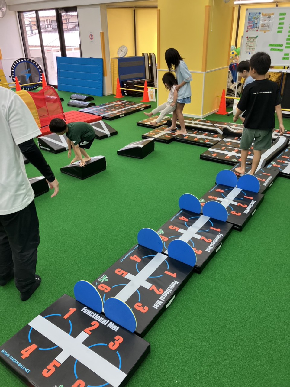 全面人工芝に常設されたアスレチック器具|JPCスポーツ教室 大分大在店