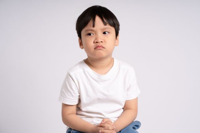 白いTシャツを着た男の子