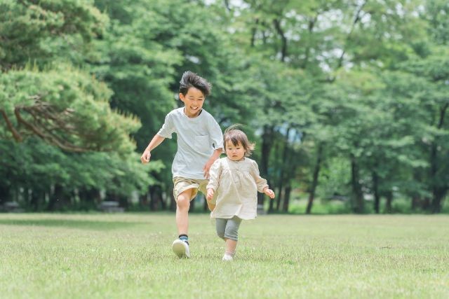 外で遊んでいる兄妹