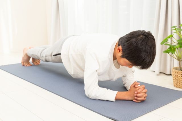プランクをしている男の子
