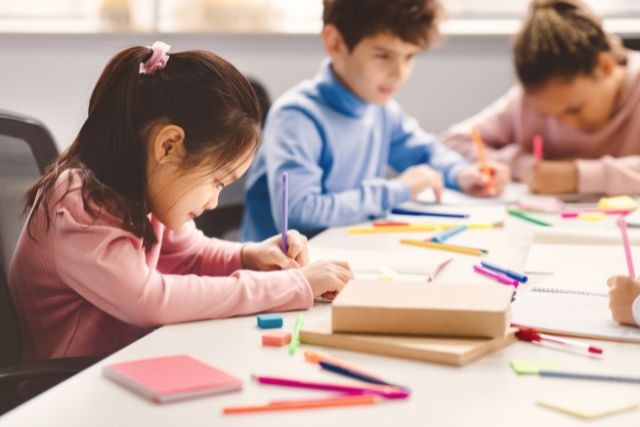 お絵描きをする子どもたち
