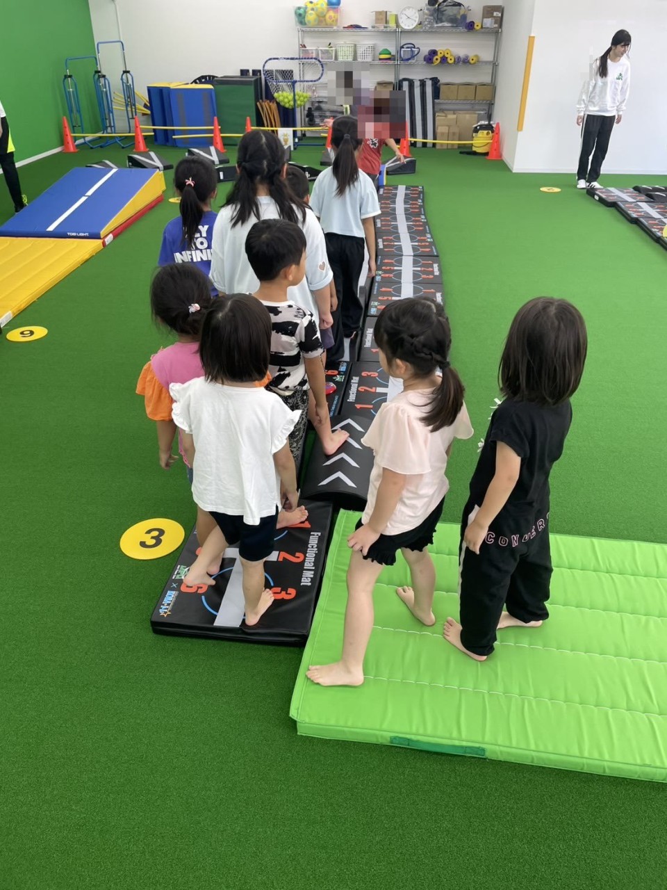 順番を待つ子どもたち