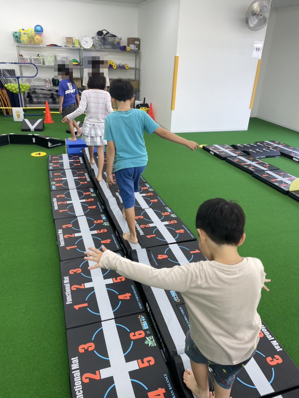 バランスマットを歩く子どもたち