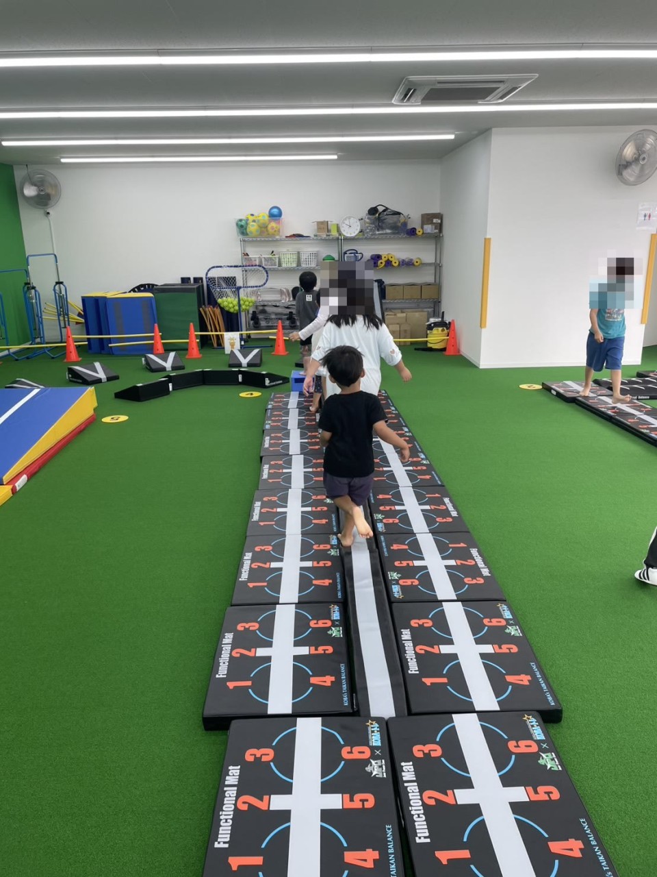 一本道のコースに挑戦する子どもたち
