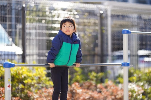 逆上がりに挑戦するこども①