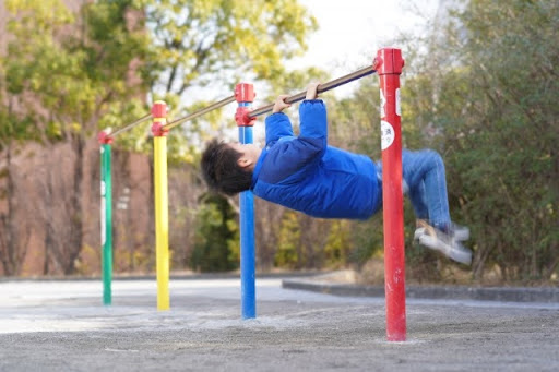 逆上がりに挑戦するこども②