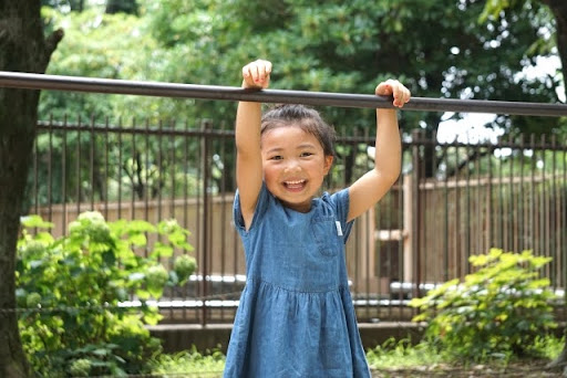 逆上がりに挑戦するこども③