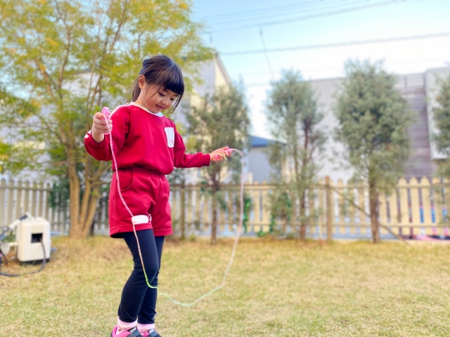 縄跳びに挑戦する女の子①