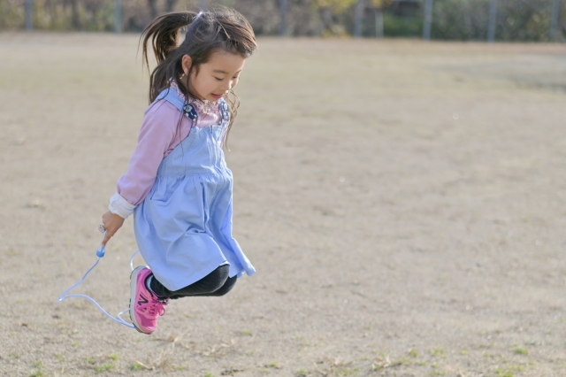 縄跳びに挑戦する子ども④
