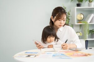 費用を検討するお母さん
