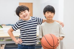 肩を組む運動好きな小学生
