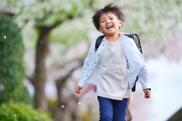 楽しげに走る子ども