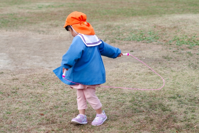 縄跳びに挑む子供