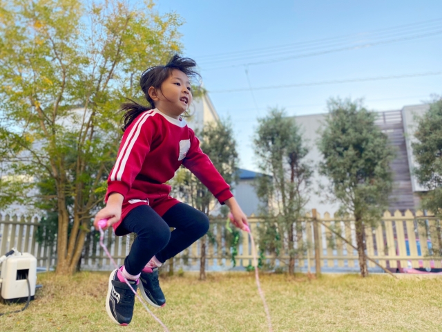 二重跳びをとぶ子ども