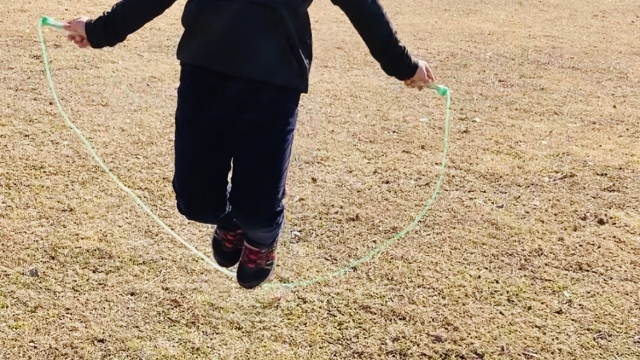 二重跳びを練習する子ども