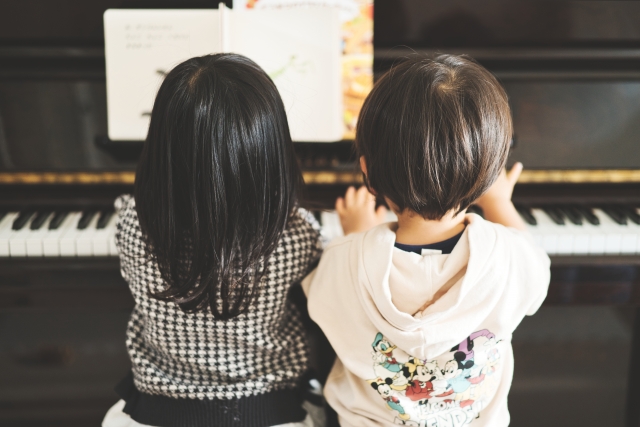 ピアノを弾く子ども