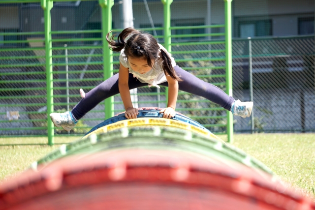 開脚跳びをする子ども