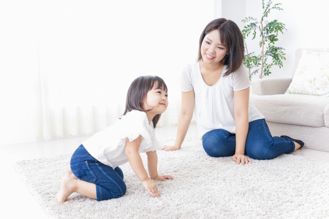 家で体を動かす親子