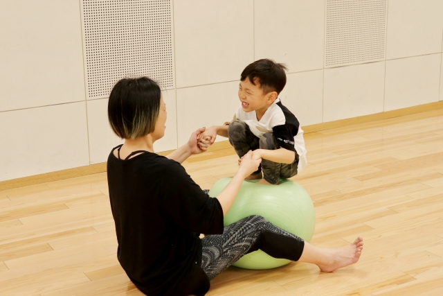 トレーニングに励む親子