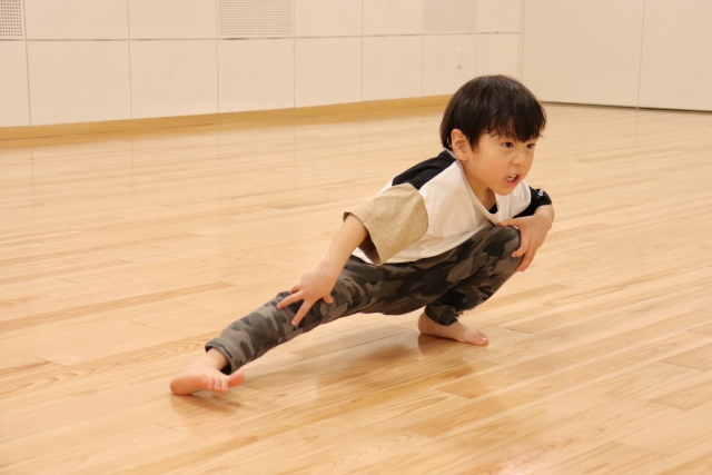 ストレッチをする小学生