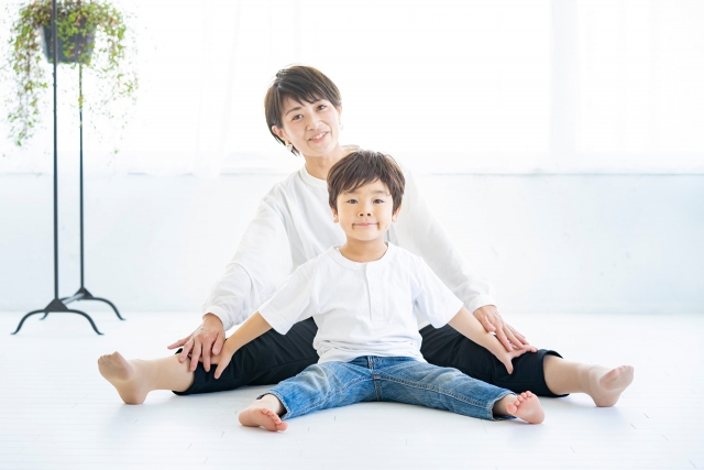 座る親子