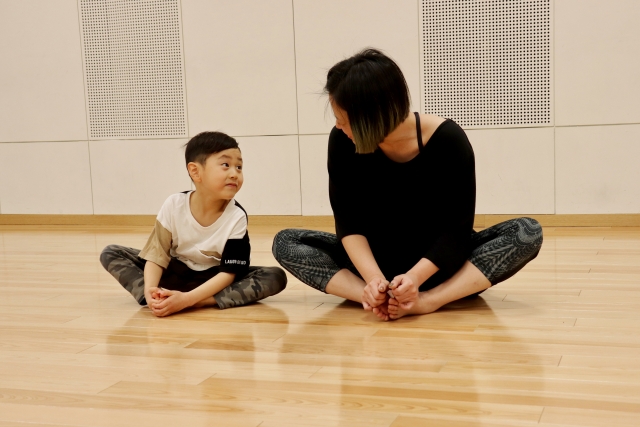 ストレッチをする子ども