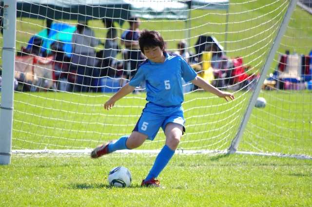 サッカーをする子ども