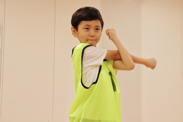 準備運動をする子ども