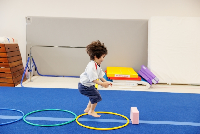 ジャンプする子ども