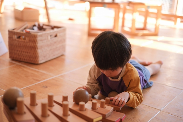 家で遊ぶ子ども