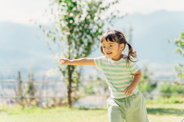 外で遊ぶ子ども