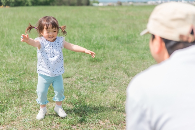 外で遊ぶ親子