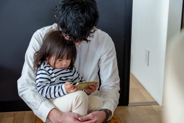 親子で寄り添い合う姿