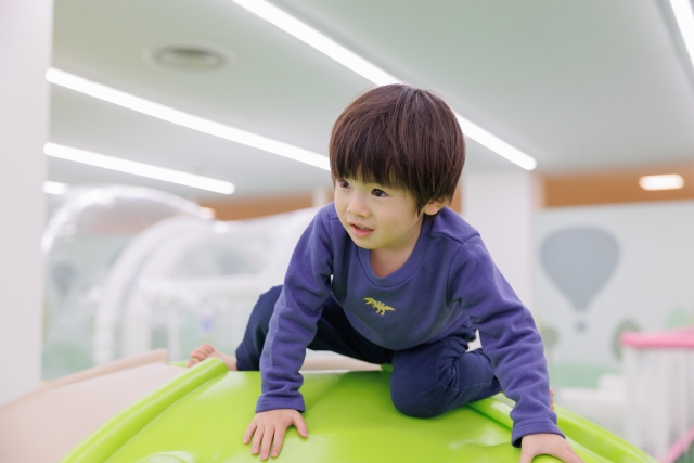 動き回る子ども