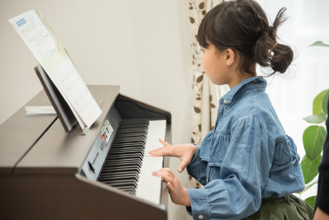 ピアノを弾く子ども