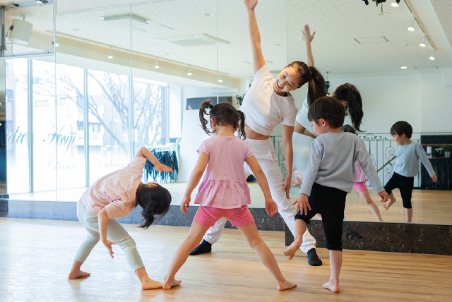 体操する子どもたち