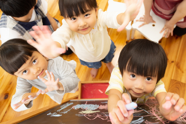 お絵描きをしながら集まる子どもたち