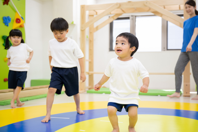 体操教室に通う子ども