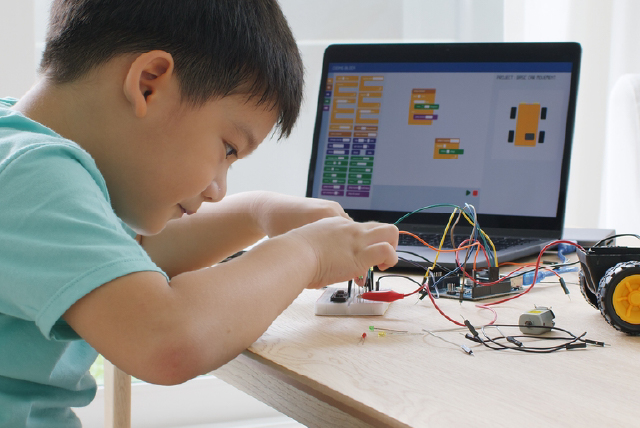 プログラミング教室に通う子ども