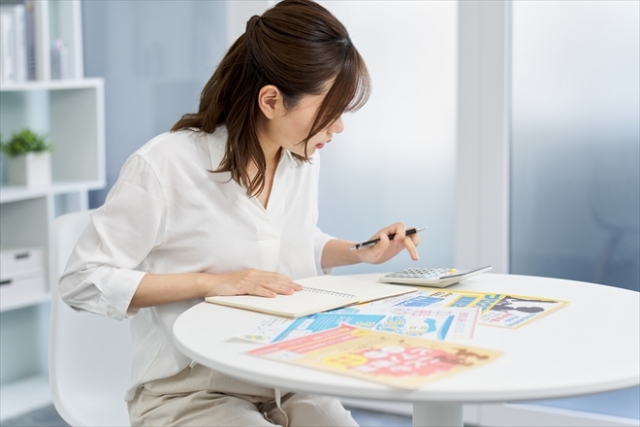 習い事の費用を検討する母親