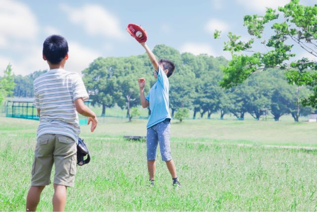キャッチボールをする子供