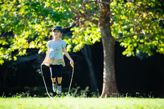 なわとびをする女の子