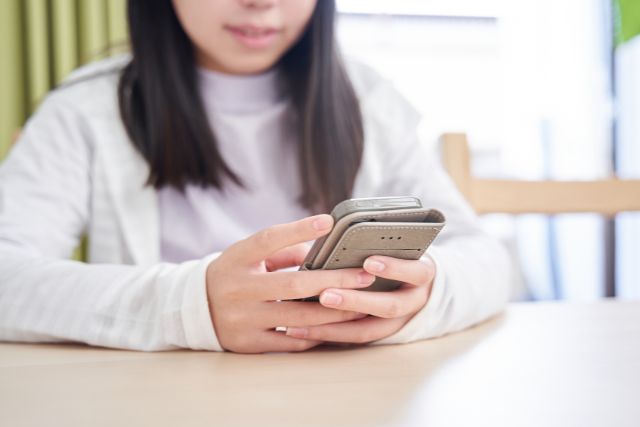 スマホを見ている子供