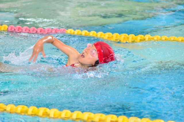 水泳をする小学生