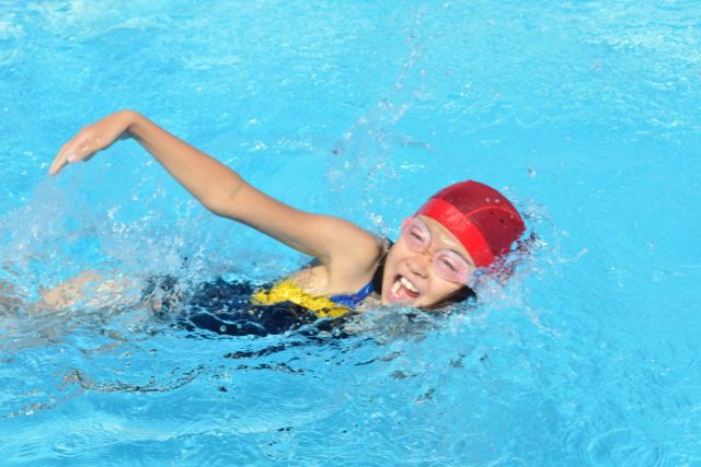 水泳をする女の子